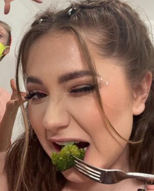 Emma Kenney Instagram - 2021 in selfies I texted to my bf or group chat