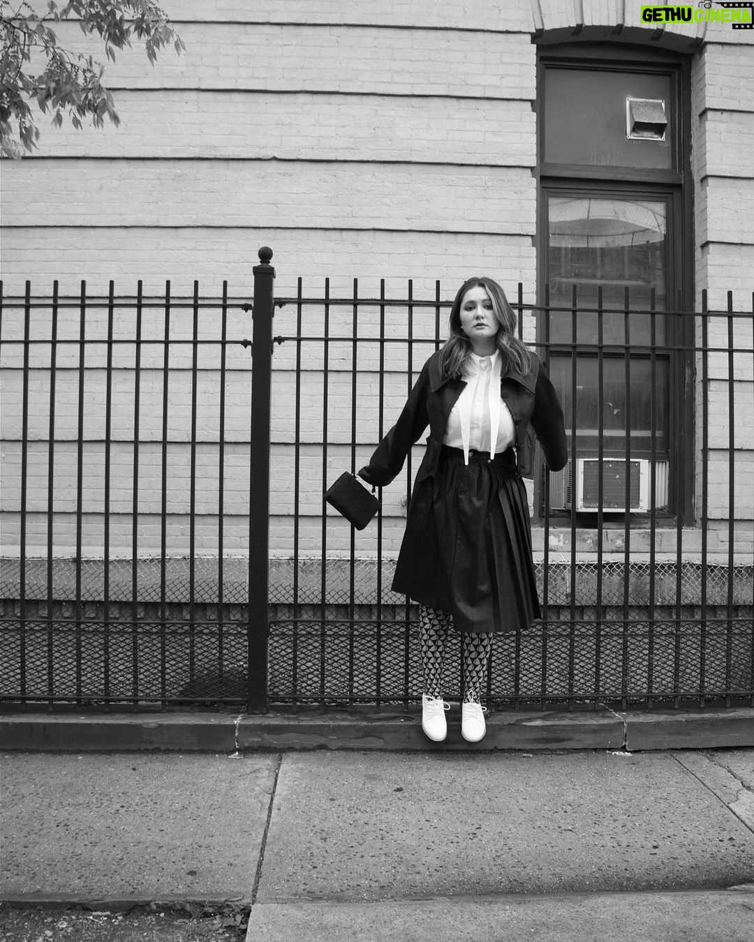 Emma Kenney Instagram - Au naturel, clearly. @the.baremag @tina_turnbow Brooklyn, New York
