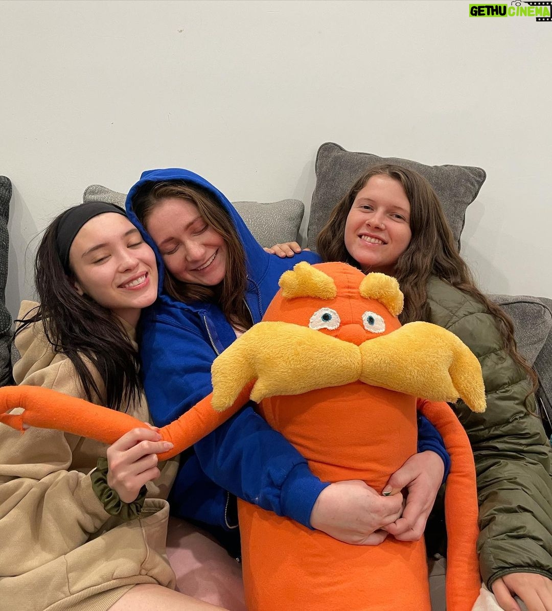 Emma Kenney Instagram - F is for friends who do stuff together ðŸ¤