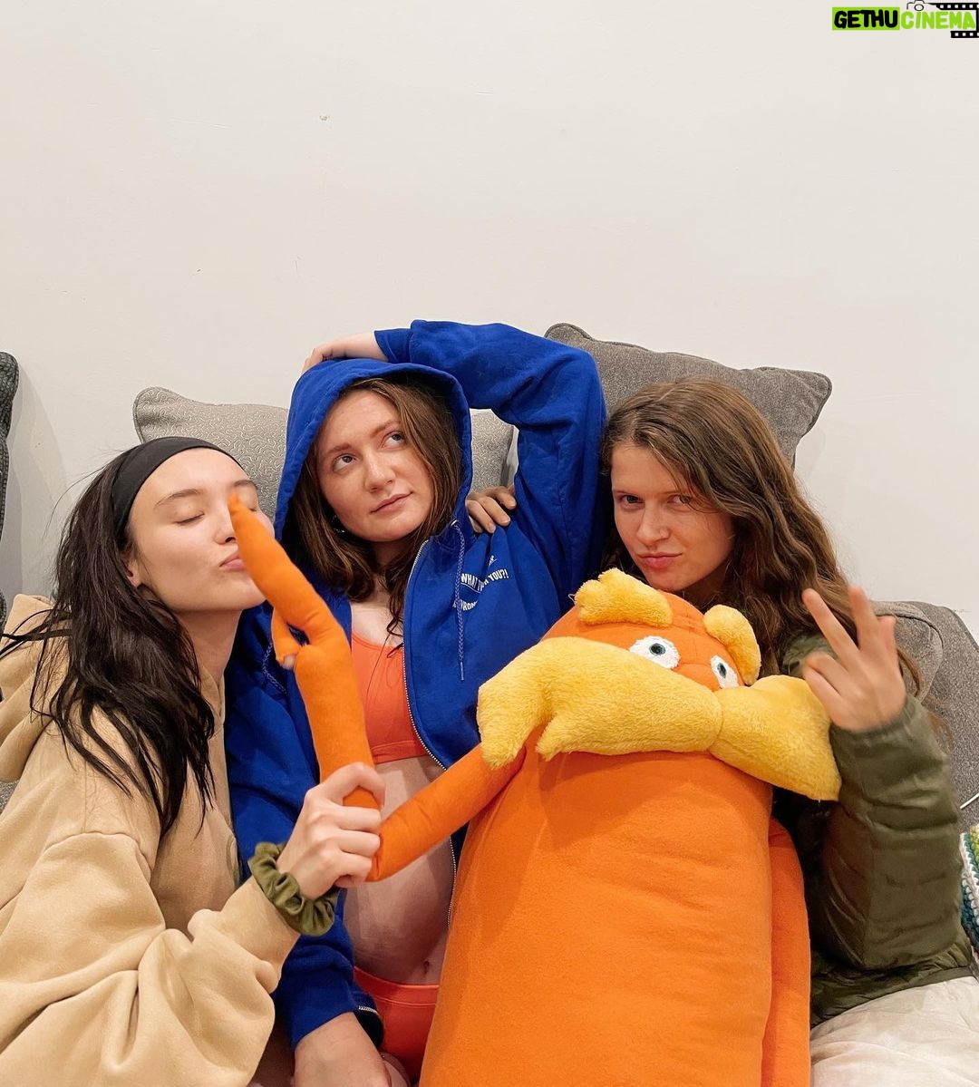 Emma Kenney Instagram - F is for friends who do stuff together ðŸ¤