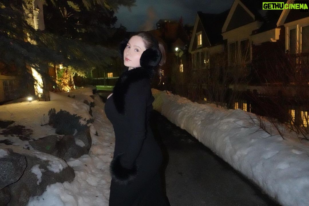 Emma Kenney Instagram - Did you even see the snow if you didn’t get a photo in earmuffs? Aspen, Colorado
