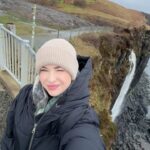 EnjoyPhoenix Instagram - Week 12 🗓️ 1. 🩶 2. Il s’est retourné juste pour moi 🐏 3. La nature te remets vite en place 🌬️ 4. Mais elle te coupe le souffle aussi 🌌 5. Fenêtre sur le temps 🌙 6. Qui pensait qu’il pleuvait tout le temps ?? 7. Always ⚡️ 8. J’ai conduit à gauche et j’ai SURVECU ! 🚗 9. Plus cliché c’est pas possible 🏴󠁧󠁢󠁳󠁣󠁴󠁿 10. Une vraie star 🧡 Je peux pas mettre + de 10 photos alors qu’il en fait bien plus pour parler du voyage que je viens de faire … ✨ Demain 18h, je sors un ÉNORME vlog avec TOUT mon road trip, ce que je recommande, mon itinéraire, absolument tout 👀 Scotland, UK