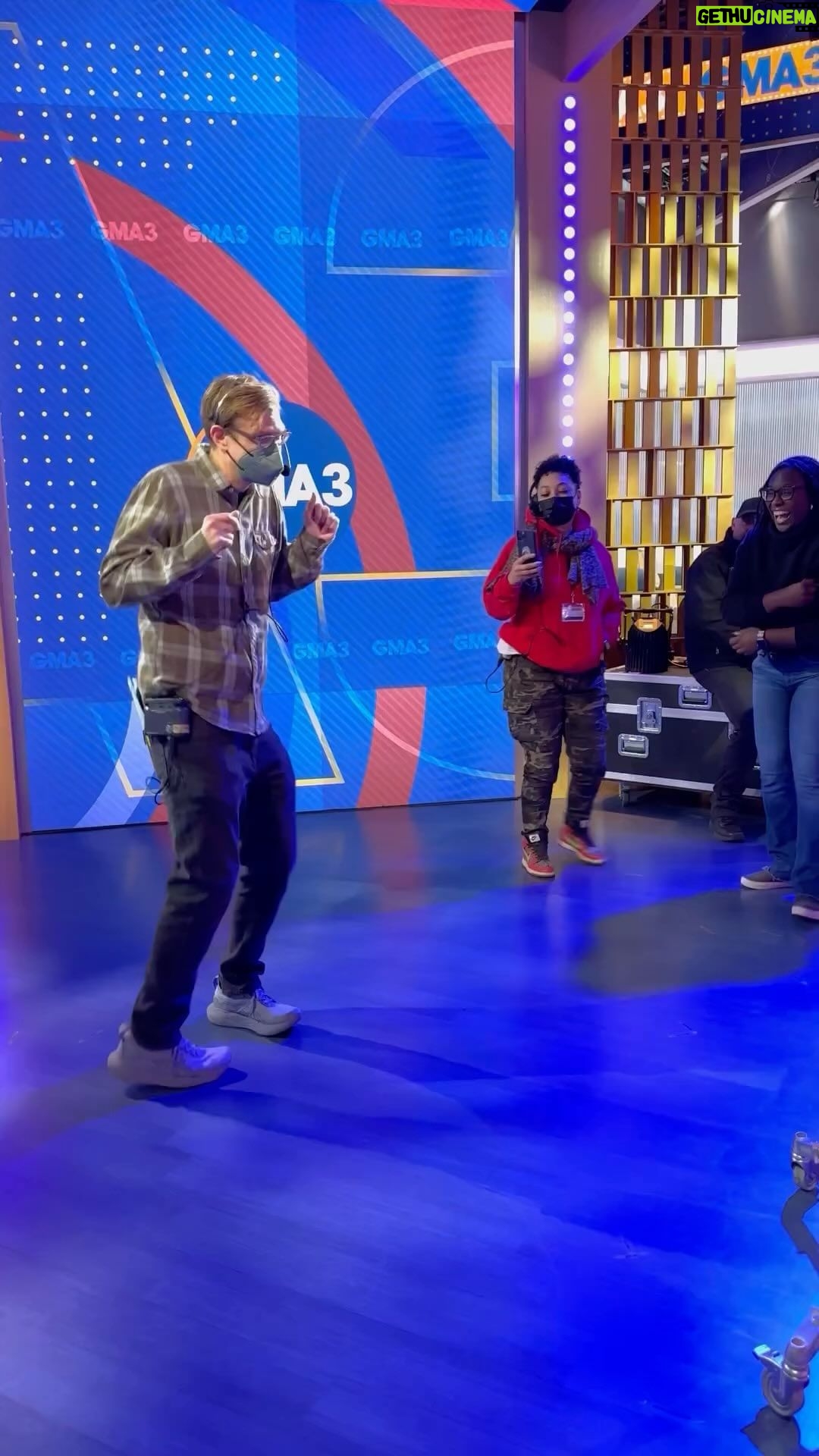 Erica Campbell Instagram - You know it’s good when the crew and the producers dance! #feelalright @abcgma3 @kristenvcarter thanks for posting!