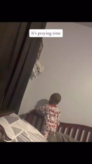 Erica Campbell Instagram - I don’t know this baby, but I recognize this kind of worship and prayer!! Pray Baby❤️❤️ THANK YOU JESUS!!!
Oh Jesus Oh Jesus 😭😭😭😭
Please tag his family!

Repost from @christian_vibes_global
•
It’s the face turned to the wall for me 🙌🏾 cmon young Hezekiah 

📹: taralewis26 via TT 

#christianvibesgh