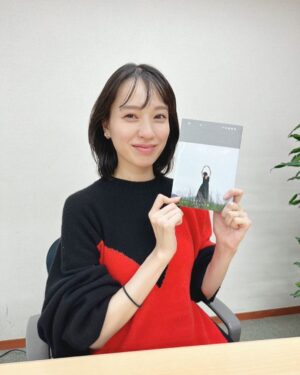Erika Toda Instagram - でーーきたぁぁぁああ🤩🎉
サインも書きましたよ🫶
もうすぐ皆さんの手元に届くかと思うとドキドキです🥹💜
紙質も最高っ
#彼女　#トークエッセイ集12月20日発売
