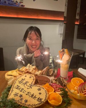 Erika Toda Instagram - 無事に今年も仕事を納めることができました。
今年は沢山の出会いと別れがあり、いろんな涙を流しましたが、だからこそ、日常を過ごすことの尊さや、生きている悦びをより強く感じる事ができました。
まだまだ不安な日々が続くかと思いますが、どうか皆さんが笑顔で過ごせますように。
良いお年をお迎えくださいね

ありがとう