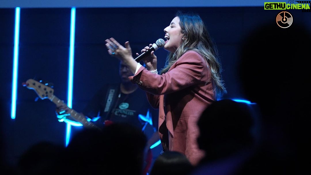 Esther Marcos Instagram - #tbt dessa ministração incrível que virou até lançamento depois👀 E aí lindeza, já sabe o medley de Maranata 1/2 de cor?? Já podemos lançar a outra parte? A AMIGA AQUI JÁ QUER LIBERAR A PARTE 2 Hahaha