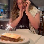 Esther Marcos Instagram - Tivemos a tão famosa vela hahah e pra nossa surpresa a amiga não se assustou (pelo menos não muito ) 🎂🙌🏻 E não, o meu aniversário não vai acabar hoje! Aqui em casa temos uma regra: os aniversários duram o mês todinho