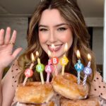 Esther Marcos Instagram - 22 anos 🎉🎂 Se eu tenho um pedido? Apenas um. “Peço que Tua presença não me deixe e que em Tuas mãos eu possa segurar” Sobre a vela: sim eu quase me queimei hahah corre pro story Ps: o P fugiu e eu não percebi