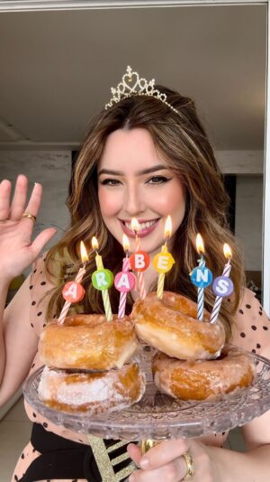 Esther Marcos Instagram - 22 anos 🎉🎂 

Se eu tenho um pedido? Apenas um. “Peço que Tua presença não me deixe e que em Tuas mãos eu possa segurar” 

Sobre a vela: sim eu quase me queimei hahah corre pro story

Ps: o P fugiu e eu não percebi