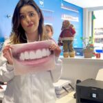 Esther Marcos Instagram - Você já mandou foto para seu dentista pedindo uma avaliação on-line? 🤔😂 📍Caso precise de uma avaliação, procure a unidade mais próxima no link da bio oficial da @sorridents_clinicas Conquiste um sorriso de 1ª 😄💙🦷 #Sorriso #Sorridents #Avaliação #Odontologia