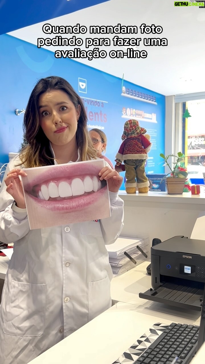 Esther Marcos Instagram - Você já mandou foto para seu dentista pedindo uma avaliação on-line? 🤔😂 📍Caso precise de uma avaliação, procure a unidade mais próxima no link da bio oficial da @sorridents_clinicas Conquiste um sorriso de 1ª 😄💙🦷 #Sorriso #Sorridents #Avaliação #Odontologia