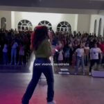 Esther Marcos Instagram - se a Esther de 2 anos atrás pudesse ver o que hoje vive com toda a certeza iria cair dura de tanto chorar hahah 🥹 Eu sei que é só o começo, mas até aqui nos ajudou o Senhor. Se vocês pudessem sentir o que eu sinto toda vez que vamos ministrar entenderiam…o meu coração salta de felicidade por estar sendo útil ao reino. 2024 tem mais ein? 🚀