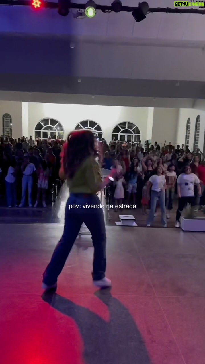 Esther Marcos Instagram - se a Esther de 2 anos atrás pudesse ver o que hoje vive com toda a certeza iria cair dura de tanto chorar hahah 🥹 Eu sei que é só o começo, mas até aqui nos ajudou o Senhor. Se vocês pudessem sentir o que eu sinto toda vez que vamos ministrar entenderiam…o meu coração salta de felicidade por estar sendo útil ao reino. 2024 tem mais ein? 🚀