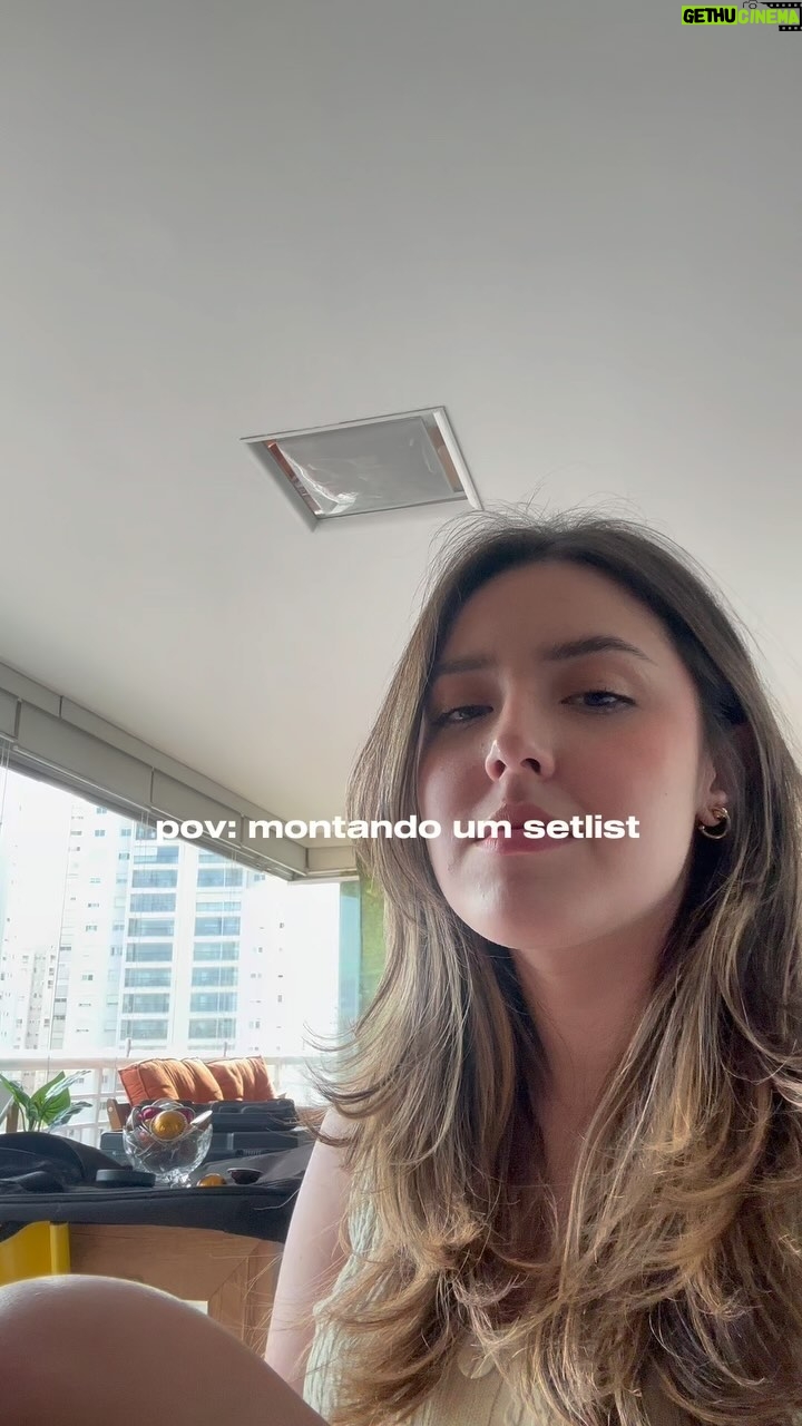 Esther Marcos Instagram - eu amo pensar em cada um desses detalhes, amo sentar e ver o Espírito Santo nos guiando enquanto montamos um setlist ❤️🔥