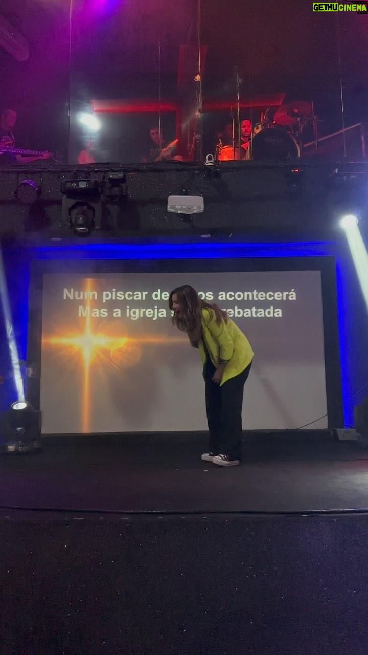 Esther Marcos Instagram - MARANATA sendo ministrada = Esther chorando 🥹❤️🔥 Como amo essa canção, como amo ouvir a noiva declarando que não deseja nada mais a não ser a volta do seu Senhor! Lançamos esse medley de Maranata e desde então estamos recebendo muitas mensagens! E aí? Você já ouviu o medley de Maranata hoje? Me conta 👇🏻