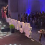 Esther Marcos Instagram - Que noite abençoada!! @juventudeacacia foi um prazer estar com vocês essa noite adorando ao nosso Rei. Continuem clamando Maranata até que Ele venha ❤️‍🔥 @ministerioacacia vocês são benção!! @marcelomarinelli_