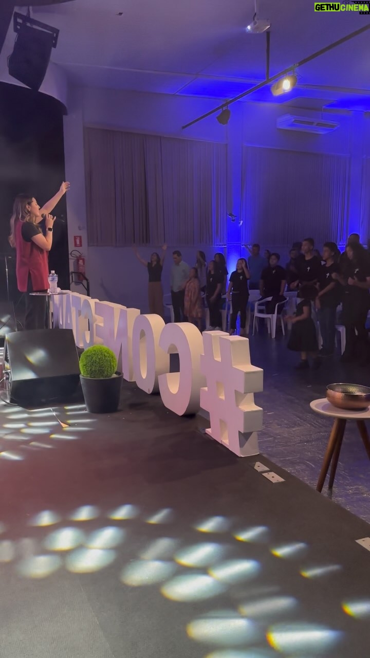Esther Marcos Instagram - Que noite abençoada!! @juventudeacacia foi um prazer estar com vocês essa noite adorando ao nosso Rei. Continuem clamando Maranata até que Ele venha ❤️🔥 @ministerioacacia vocês são benção!! @marcelomarinelli_