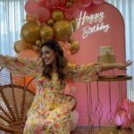 Esther Marcos Instagram - A amiga ganhou uma festa surpresa! 😭🎂 22aninhos!! Que benção ter cada um de vocês na minha vida! Que honra poder celebrar mais um ano de vida com cada um de vocês! Me senti muito muito muito amada! Obrigada Jesus por colocar em minha vida pessoas tão maravilhosas! ❤️ Amo vocês!