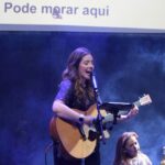 Esther Marcos Instagram - 📌Onde estão as nossas crianças? Será que estão com os olhos fixados em filmes que ferem os princípios bíblicos? Possivelmente estão sendo expostas a canções que fazem apologia a tudo que corrompe os bons costumes. Se nós, como igreja não nos preocuparmos com as nossas crianças saibam que o mundo irá ensiná-las. Espero que tenhamos o prazer de ver nossos filhos, sobrinhos ou filhos de amigos na presença de Deus. Ainda não sou mãe e creio que muitos que me seguem aqui também não. Observe as crianças que estão ao seu redor, elas imitaram as suas atitudes e não apenas falas.