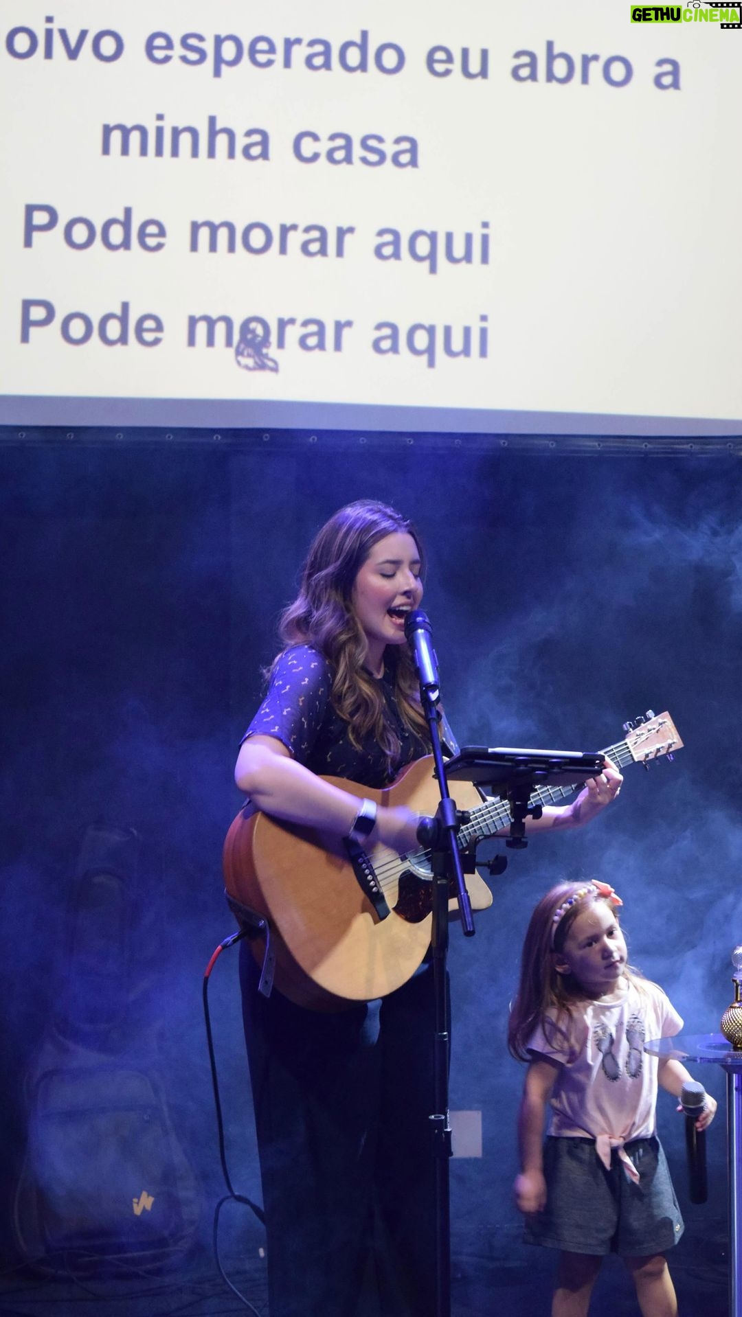 Esther Marcos Instagram - 📌Onde estão as nossas crianças? Será que estão com os olhos fixados em filmes que ferem os princípios bíblicos? Possivelmente estão sendo expostas a canções que fazem apologia a tudo que corrompe os bons costumes. Se nós, como igreja não nos preocuparmos com as nossas crianças saibam que o mundo irá ensiná-las. Espero que tenhamos o prazer de ver nossos filhos, sobrinhos ou filhos de amigos na presença de Deus. Ainda não sou mãe e creio que muitos que me seguem aqui também não. Observe as crianças que estão ao seu redor, elas imitaram as suas atitudes e não apenas falas.