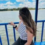 Esther Marcos Instagram - primeira vez andando de balsa hahah da pra ver que a amiga aqui amou né ??!! E você lindeza, já andou de balsa??? ⛴️