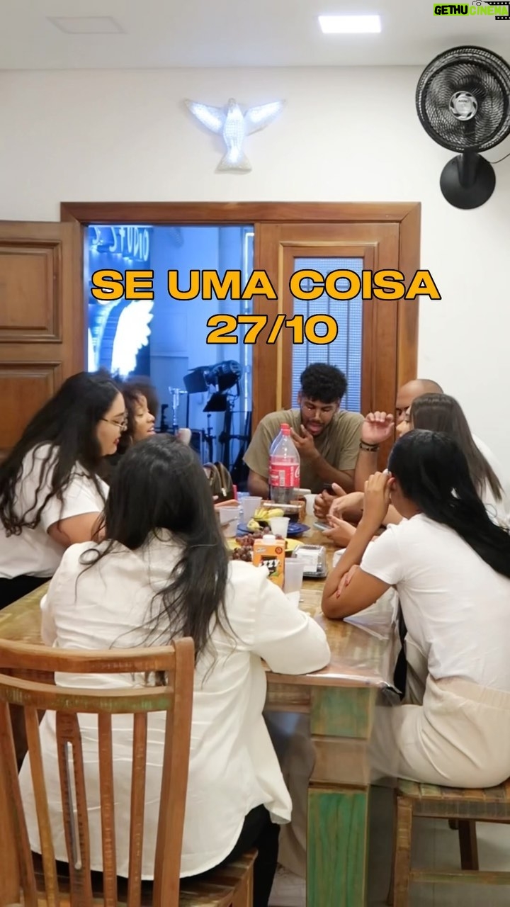 Esther Marcos Instagram - Quem aí também não para de cantarolar esse refrão?? 🙋🏻♀️ Por aqui o coração já não aguenta mais esperar! NESSA SEXTA (27/10) “SE UMA COISA” estará disponível em todas as plataformas musicais e no YouTube! Preparados? 👀❤️🔥 “SE UMA COISA” - 27/10