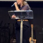 Esther Marcos Instagram - Borá começar essa semana com um trecho da pregação de ontem? Nada de desânimo por aí viu? Se estiver com medo, trate de ir com medo mesmo!!🚀❤️