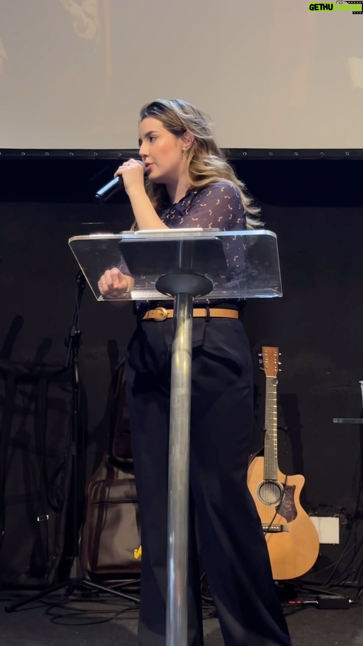 Esther Marcos Instagram - Borá começar essa semana com um trecho da pregação de ontem? Nada de desânimo por aí viu? Se estiver com medo, trate de ir com medo mesmo!!🚀❤️