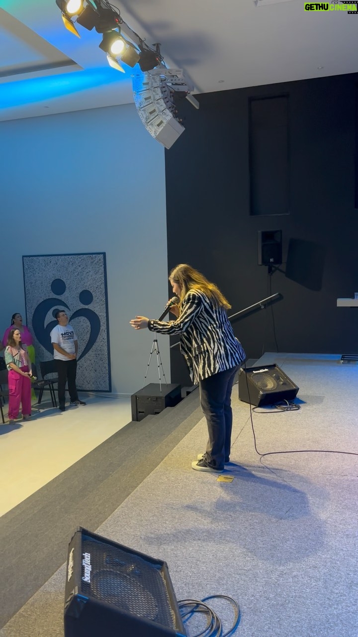 Esther Marcos Instagram - Foi uma honra adorar ao nosso Rei com vocês @icpicentral ❤️🔥