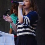 Esther Marcos Instagram - antes de compartilharmos o Medley de Maranata com vocês já amávamos ministrar ele nas ministrações, inclusive na nossa igreja local! 🥹❤️‍🔥 E aí? Está curtindo o sábado ao som de Maranata 2/2?👀