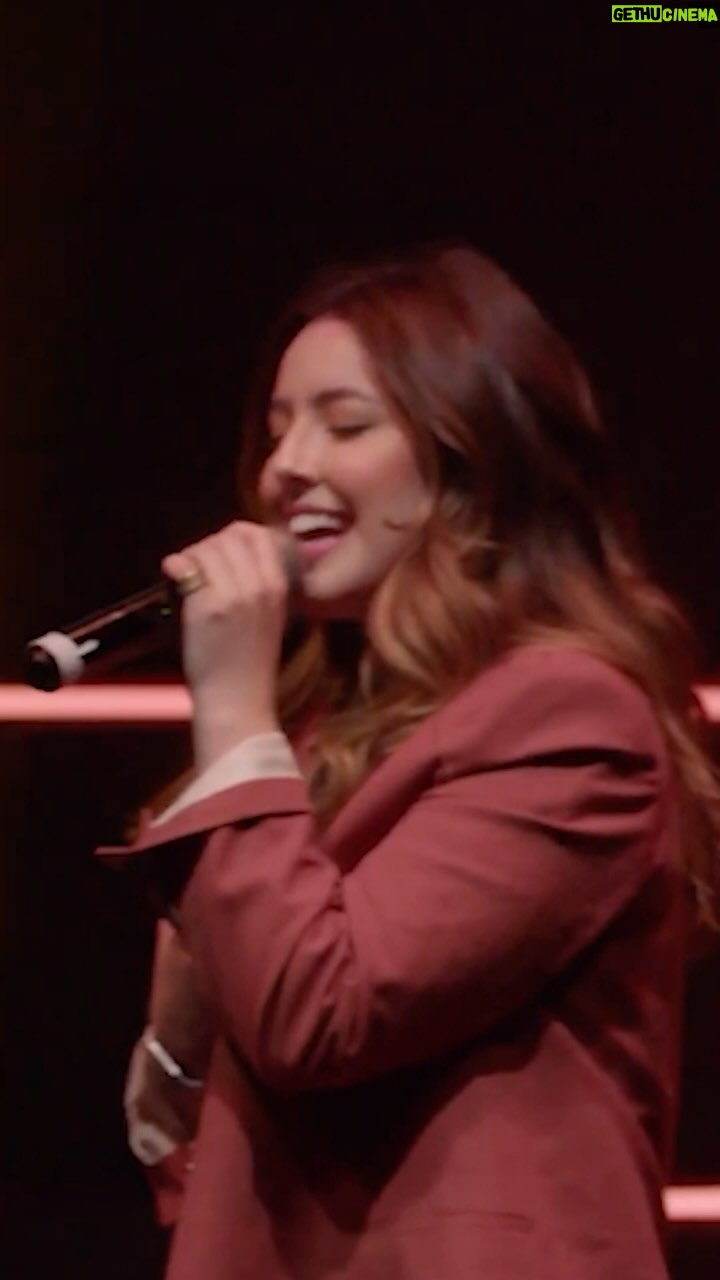 Esther Marcos Instagram - SAIUUUU🎉 “MEDLEY MARANATA 2/2” já está disponível em todas as plataformas! Corre 🏃♀️🏃♂️