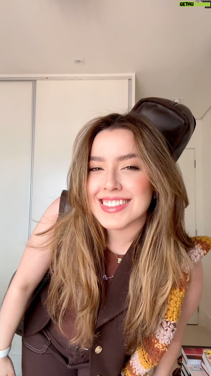 Esther Marcos Instagram - Se arrume comigo para virar a noite esperando o lançamento do medley MARANATA 2/2 hahaha quem aí já está com o seu lugarzinho lá no YouTube??👀🙋🏻♀️ (link na bio)