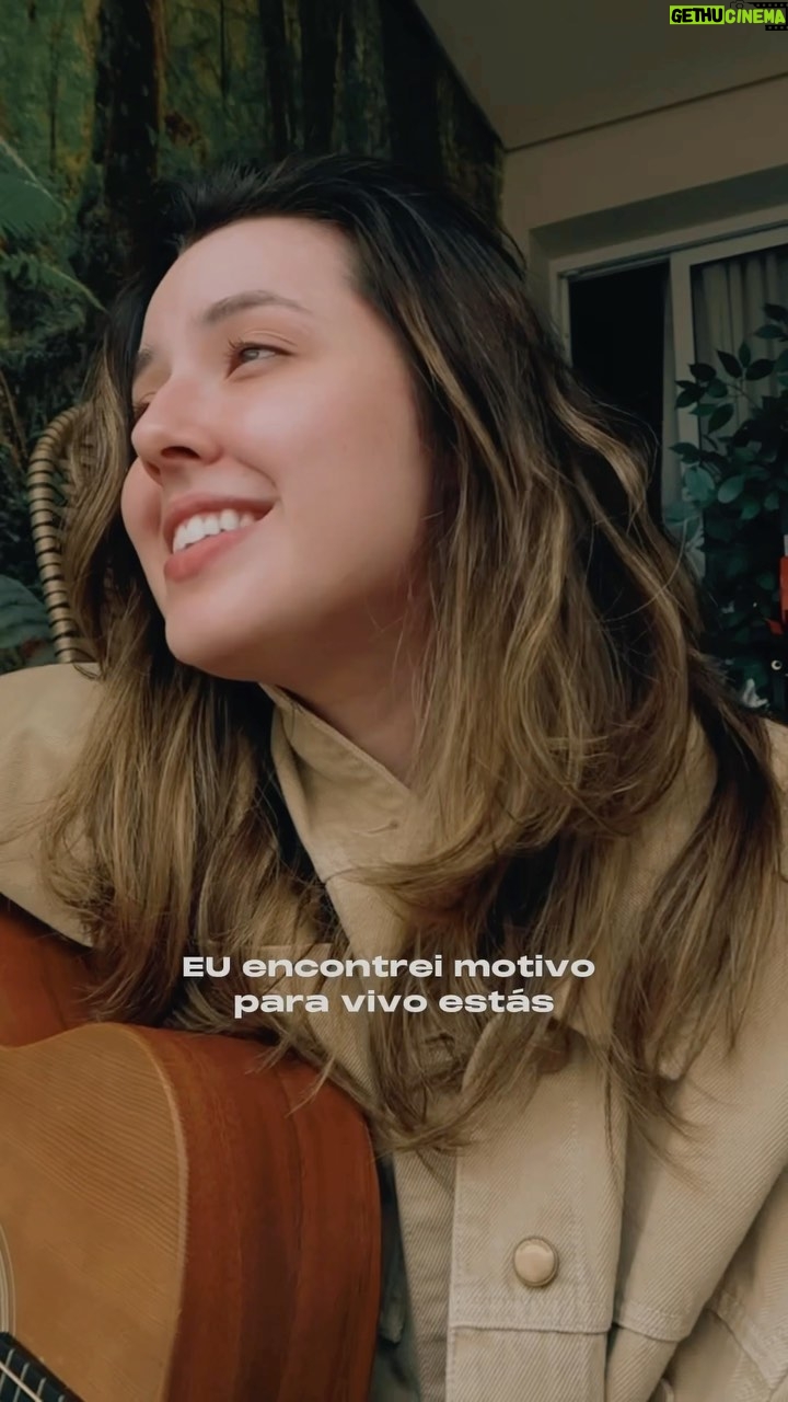 Esther Marcos Instagram - Música: Te amar é o meu respirar 🎧 por aqui a amiga LITERALMENTE acordou louvando e por aí? Hahaha a cara de quem acabou de acordar é o charme do vídeo Para hoje quero compartilhar um lembrete: EM TUDO DAI GRAÇAS (1 Tessalonicenses 5:18)