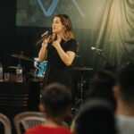 Esther Marcos Instagram - “Mas eu bem sei, eu sei! Que a minha vida, está nas mãos do meu Jesus que vivo está!” Se a primeira parte do medley de Maranata já fala tanto aos nossos corações imagina a segunda?? Meu coração não está aguentando até sexta não hahah será que podemos adiantar esse lançamento???!!! 👀🥹❤️‍🔥