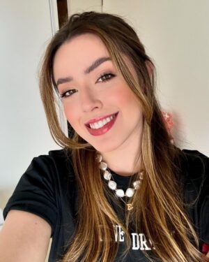 Esther Marcos Instagram - o sorrisinho de quem vai lançar a part2 do Medley de Maranata NESSA SEXTA! 🥹❤️ 

Me contem uma coisa: vocês preferem lançamentos rápidos de 1 semaninha como esse ou vocês curtem aquele suspense de 2 semanas?? 👀