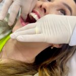 Esther Marcos Instagram - 🔎 Encontre o erro 👀 Aposto que você nem percebeu que a paciente estava usando Sorridents Aligner 😅 É tão discreto que fica quase imperceptível e é uma solução prática pra quem quer cuidar do sorriso sem mudar tanto a aparência 😉 Quer saber mais? Agende uma avaliação na unidade mais próxima no link da bio da @sorridents_clinicas 💙✨ #sorridents #avaliacao #dentista #aligner