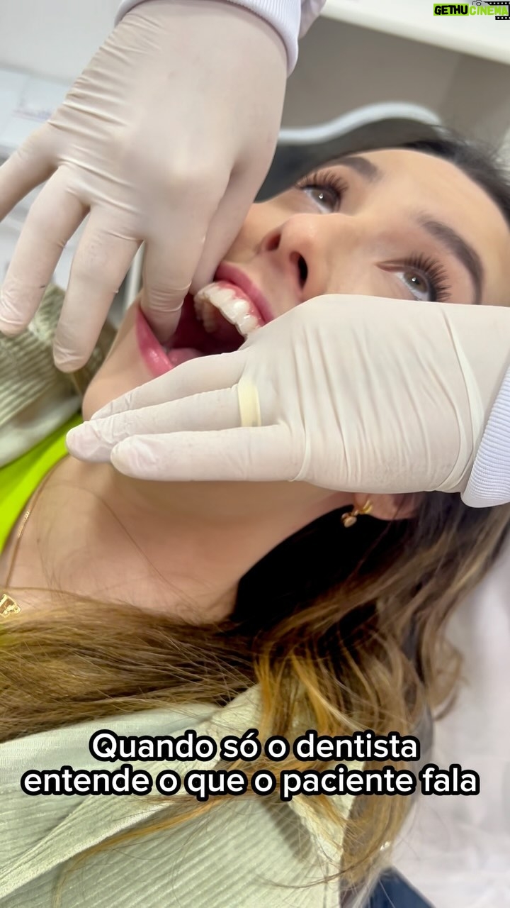 Esther Marcos Instagram - 🔎 Encontre o erro 👀 Aposto que você nem percebeu que a paciente estava usando Sorridents Aligner 😅 É tão discreto que fica quase imperceptível e é uma solução prática pra quem quer cuidar do sorriso sem mudar tanto a aparência 😉 Quer saber mais? Agende uma avaliação na unidade mais próxima no link da bio da @sorridents_clinicas 💙✨ #sorridents #avaliacao #dentista #aligner