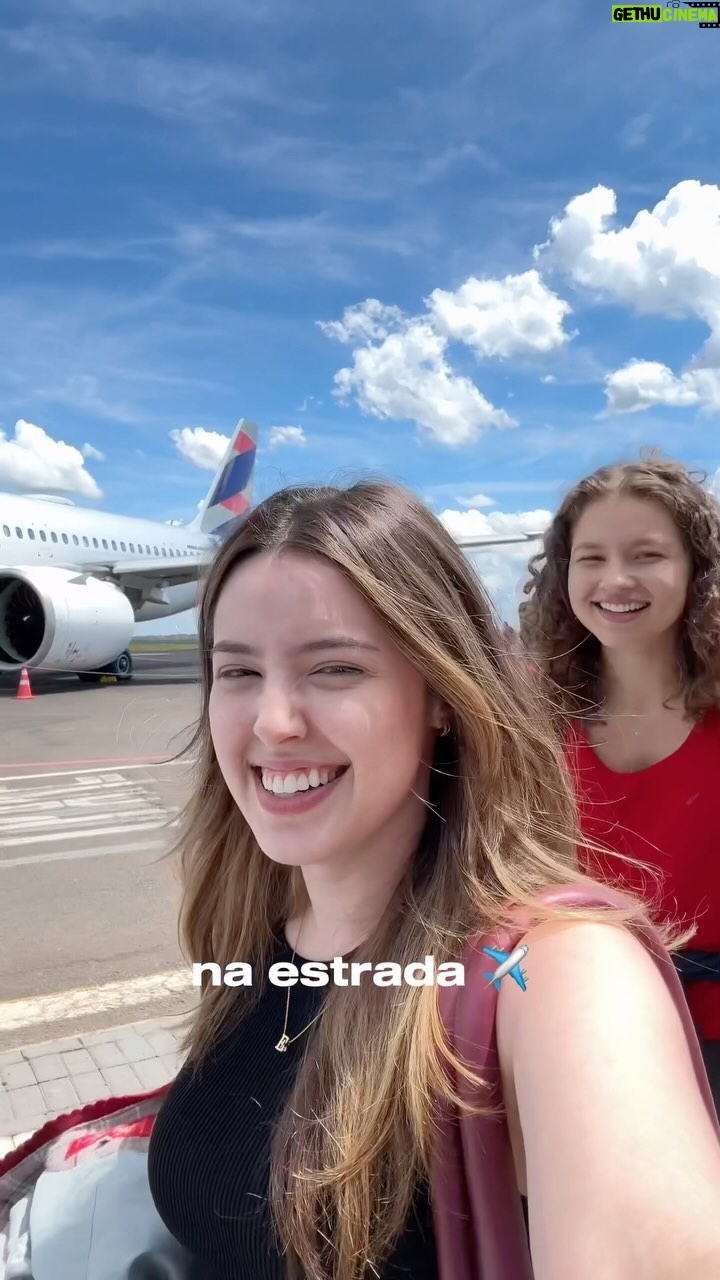Esther Marcos Instagram - é uma honra poder ministrar o louvor e a palavra para a igreja! E aí já nos encontramos em alguma ministração? Me deixa saber 👇🏻👇🏻✈️✈️