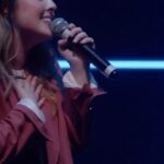 Esther Marcos Instagram - Esse medley fala tanto ao meu coração 🥹❤️‍🔥 Saber que um dia, muito em breve, eu verei o meu Amado e estarei com Ele por toda a eternidade é uma graça tamanha que transborda em meu coração. Não só isso, mas saber que mesmo em meio a tantas falhas o meu Amado permanece sendo o Salvador da minha alma….ah, isso é inexplicável! Já ouviu o Medley de Maranata 1/2 hoje? 🎧