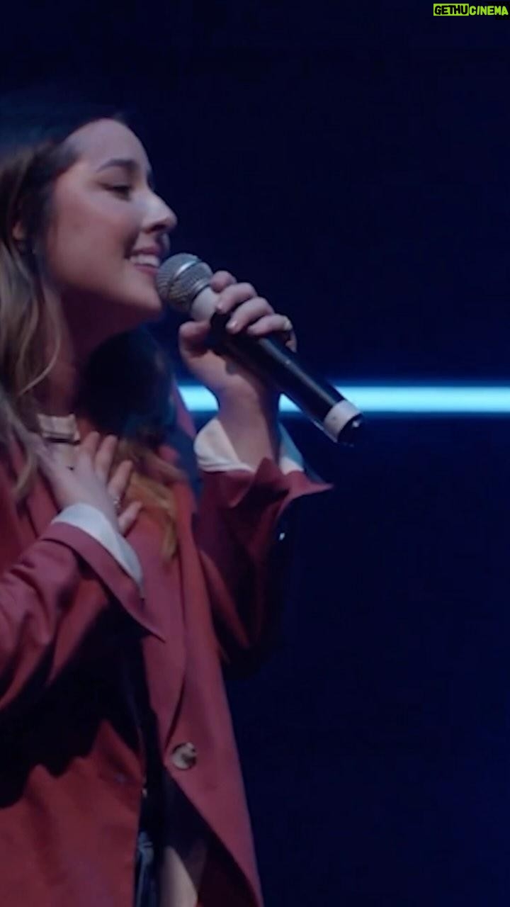 Esther Marcos Instagram - Esse medley fala tanto ao meu coração 🥹❤️🔥 Saber que um dia, muito em breve, eu verei o meu Amado e estarei com Ele por toda a eternidade é uma graça tamanha que transborda em meu coração. Não só isso, mas saber que mesmo em meio a tantas falhas o meu Amado permanece sendo o Salvador da minha alma….ah, isso é inexplicável! Já ouviu o Medley de Maranata 1/2 hoje? 🎧