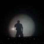 Eugenia Suárez Instagram - Terminando de asimilar lo que vivimos ayer en el show de Milo J. Hace mucho un show no me movilizaba tanto, no sé si será por su sensibilidad, la melancolía de su música o la profundidad de sus letras. Compartir con mis hijos la música es de las cosas que más disfruto, que escuchen, que vean, que se inspiren y sobre todo que sientan orgullo del talento Argentino. El folclore me lleva a mis domingos por la mañana escuchando “La cerrillana” con mi papá mientras se hervían los ravioles que comprabamos cada tanto. Puedo imaginar el orgullo de esa madre viendo a su hijo arriba de ese escenario con tanta gente coreando su nombre y sabiendo que al fin cumplió su sueño. Que linda es la música pero sobre todo, que lindo es ser Argentino! ❤️