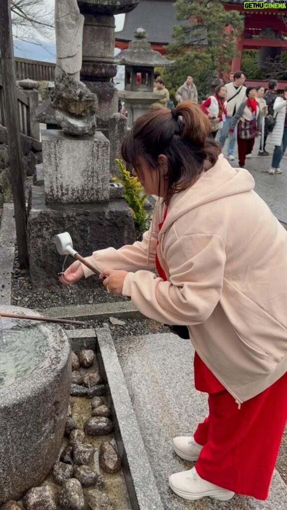 Fabiana Karla Instagram - Fingindo costume e lavando as mãos pra entrar porque eu sou limpinha☝️🙏🏼Purificada!✨🙏🏼👏 #kyumizuderatemple #japão #japan #nihon Kyomizudera Temple