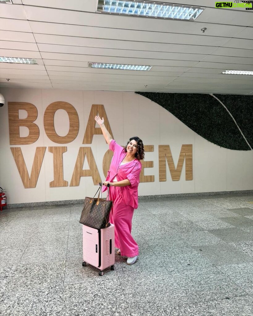 Fabiana Karla Instagram - Um tbt de uma das minhas idas para o aeroporto! ✈️ E você, se fosse sair de férias hoje, qual seria o seu destino? 🏖️❄️🌋🏂