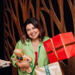 Fabiana Karla Instagram – E nosso Natal está sendo mais que especial. 🎄
Obrigada @hotelbellagramado por tanto carinho. 🥰
Estamos vivendo o real espírito de Natal aqui em Gramado nesse lindo #natalluz ✨
Feliz Natal para todos!!! 🎅
Ah! E junta a família pra se despedir do Natal assistindo #oprimeironataldomundo no @primevideobr ❤️
📸: @flaviio.fotografia_