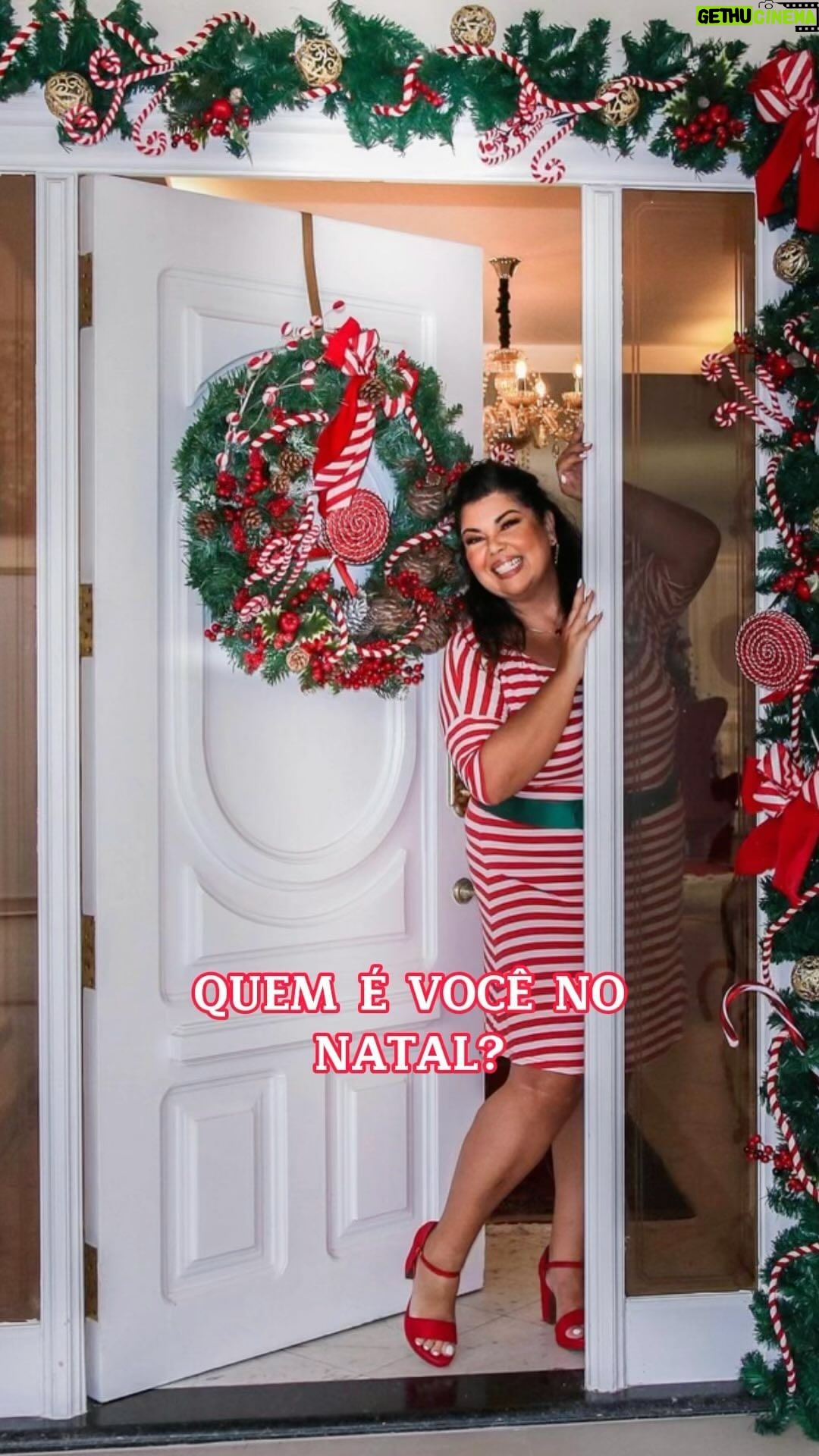 Fabiana Karla Instagram - Quem é você no Natal? 🤩 Eu acho que eu sou um pouquinho de tudo, amo reencontrar com a familia, amo a parte da ceia, acordo animada e por ai vai 😂 O espírito natalino é tão mágico! 🥰🎄🎅 . . . #natal #meme #natalino #feliznatal
