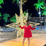 Fabiana Karla Instagram - Ontem foi dia de pré estreia na minha terrinha Recife, e eu já aproveitei a decoração de Natal da cidade que está linda demais, pra acordar a Mariah Carey que mora em mim, e fazer meu próprio clipe com minhas amigas (que acharam que era só um vídeo pra o grupo🤣elas vão me matar!🤣🤣). Aproveitem a decoração das suas cidades e façam seus clipes e me marquem!!! 🎄❤️🎅 #recife #preestreia #oprimeironataldomundo