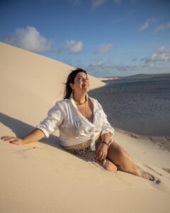 Fabiana Karla Instagram - Deixando minhas pegadas nas dunas, mergulhando na beleza das lagoas. Nos Lençóis Maranhenses, encontro a harmonia perfeita entre aventura e paz. Que lugar incrivel!! 😍 📸: @jvdsoares @oris.valdo #LençóisMaranhenses #MomentosInesquecíveis Lencois Maranhenses