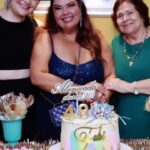 Fabiana Karla Instagram - Hoje é dia de festa! E festa dupla!! 🎉🎉 Hoje é niver de duas luzes da nossa familia: Laurinha e Carmelina. ❤️ Laura, é essa festa pronta, a alegria em pessoa, uma música boa, um Sol, na verdade uma estrela. 🌟 Carmelina, (Carmé ou BB para alguns), é um abraço em forma de gente! Carinhosa, prestativa, cuidadora… E a quem sou extremamente grata por ser mãezinha de Laura também.🙏🏼 As duas sabem encher uma casa de alegria, por isso que as queremos sempre por perto. Desejo para vocês, nessa nova Primavera, muita saúde, e que possamos estar na felicidade umas das outras. Que os desejos dos corações de vocês, sejam realizados! Amo vocês! Feliz aniversário 🎁🥂☀️💜 #mamaelalinha
