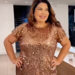 Fabiana Karla Instagram - Resolvi dar uma repaginada! 🤩 A nova idade chegou com tudo! Ai vem aquela inquietude…O Verão… E a vontade de mudar! As minhas mudanças de visual sempre acontecem através dos personagens,e aí eu tenho sempre como álibi o meu trabalho. Só que desta vez, eu quis fazer uma mudança para mim! Onde eu escolhesse um corte de cabelo que unisse praticidade, conforto e beleza. Esse é o resultado: Me libertei! Sem personagem, sendo EU! Pra mim! Por mim! Eu queria cortar mais curto, mas achei melhor ir devagarzinho. Então, mulherada, não fique refém do espelho, se acordou, olhou para o espelho e não curtiu, faça o que tiver vontade!Mude, ouse! Arrisque se! ❤️‍🔥 Obrigada @ckamura , os profissionais foram impecáveis comigo! Eu amei! ✨